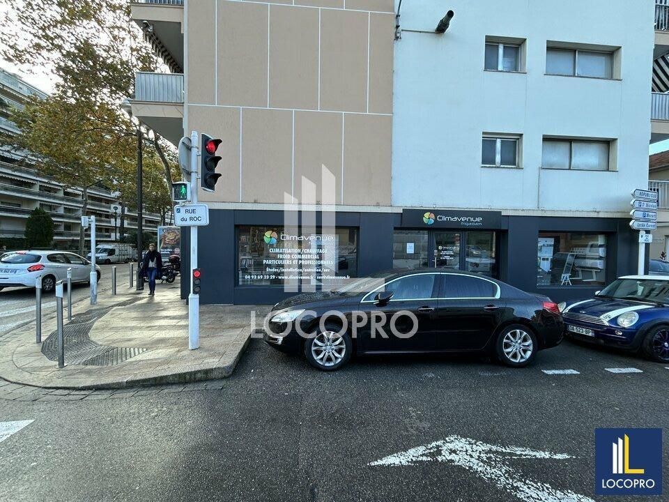 A LOUER - LOCAL D'ANGLE - 122 M2 - CANNES BOULEVARD CARNOT 