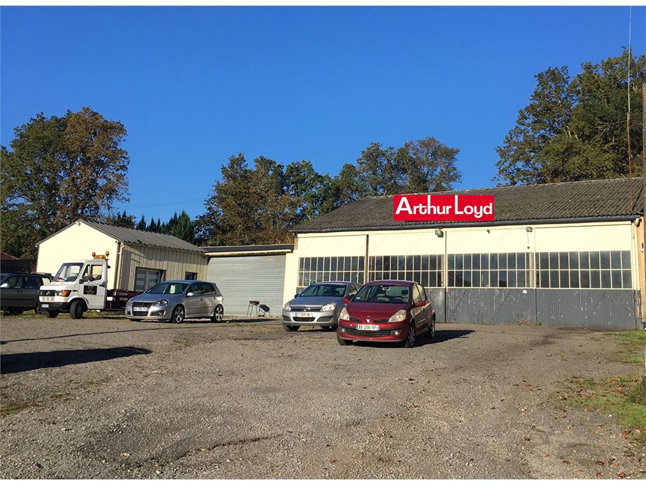 Vente local 480.00 m² à SAINT HILAIRE BONNEVAL