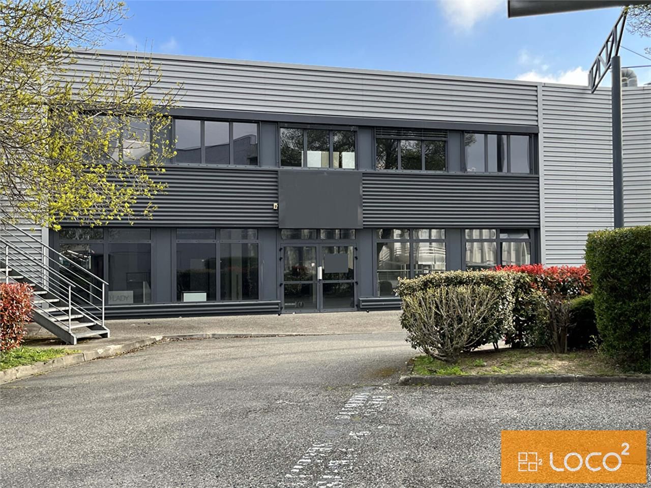 Location local commercial 396.00 m² à LABEGE