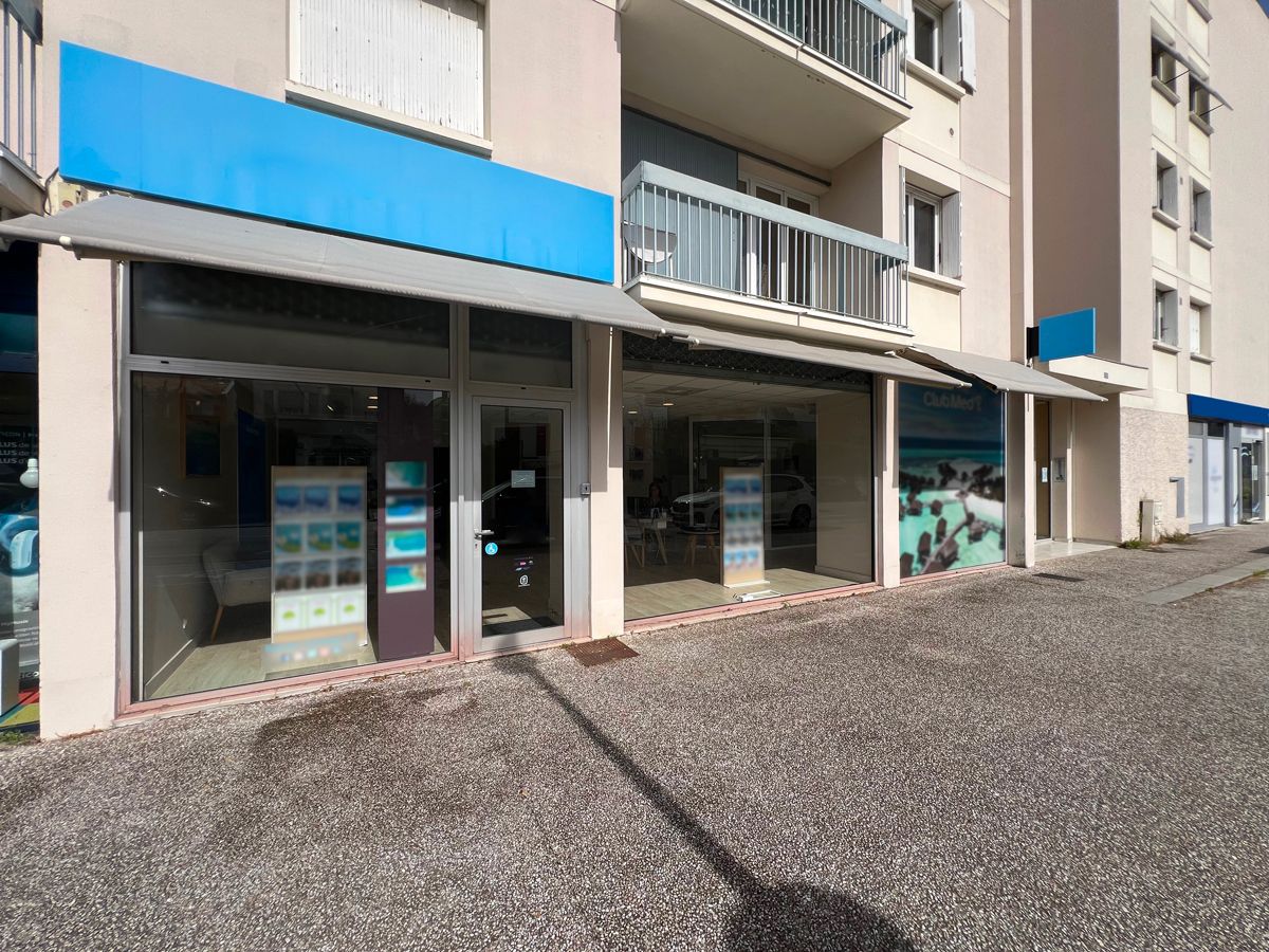 Location local commercial 104.00 m² à RAMONVILLE SAINT AGNE
