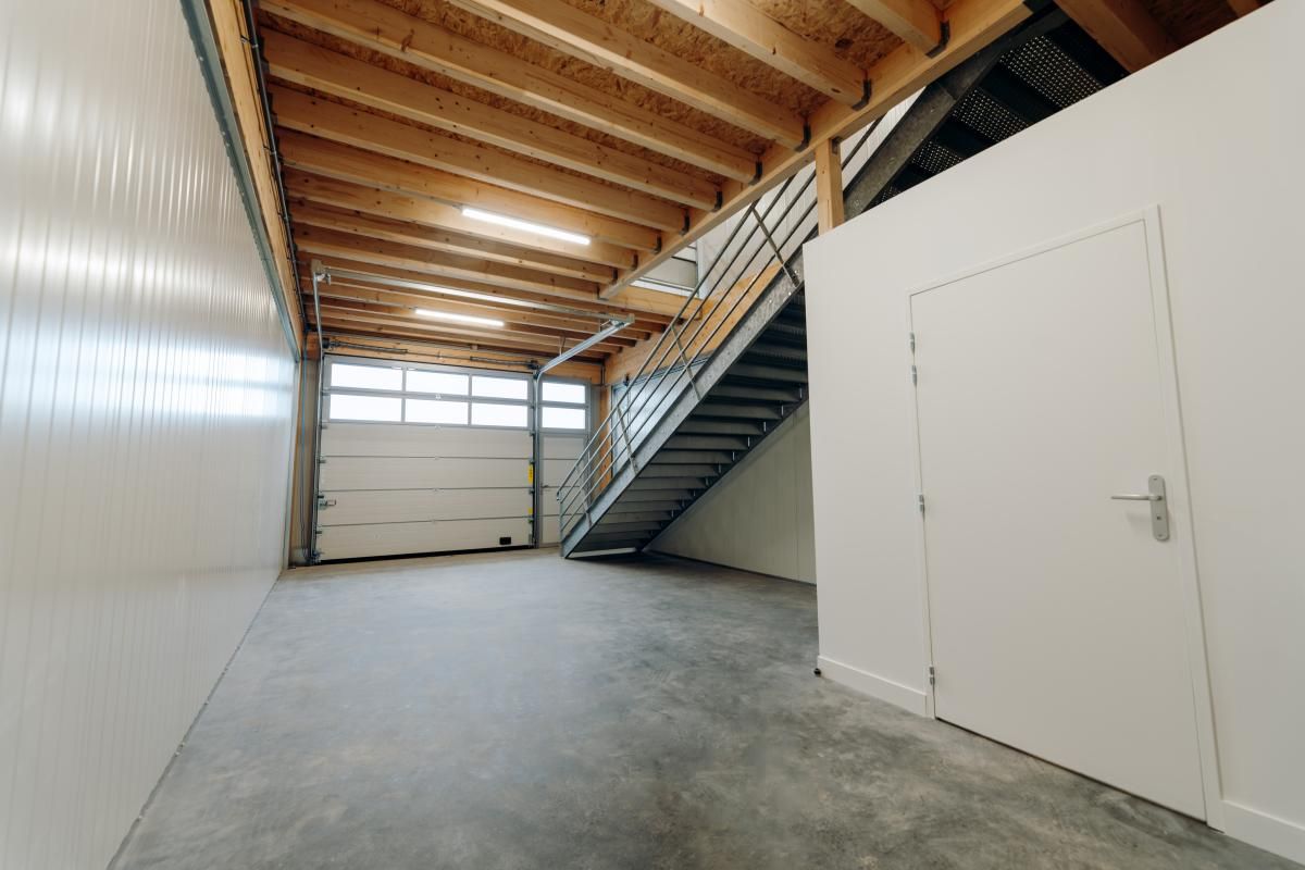 Location entrepôts 96 m² non divisibles