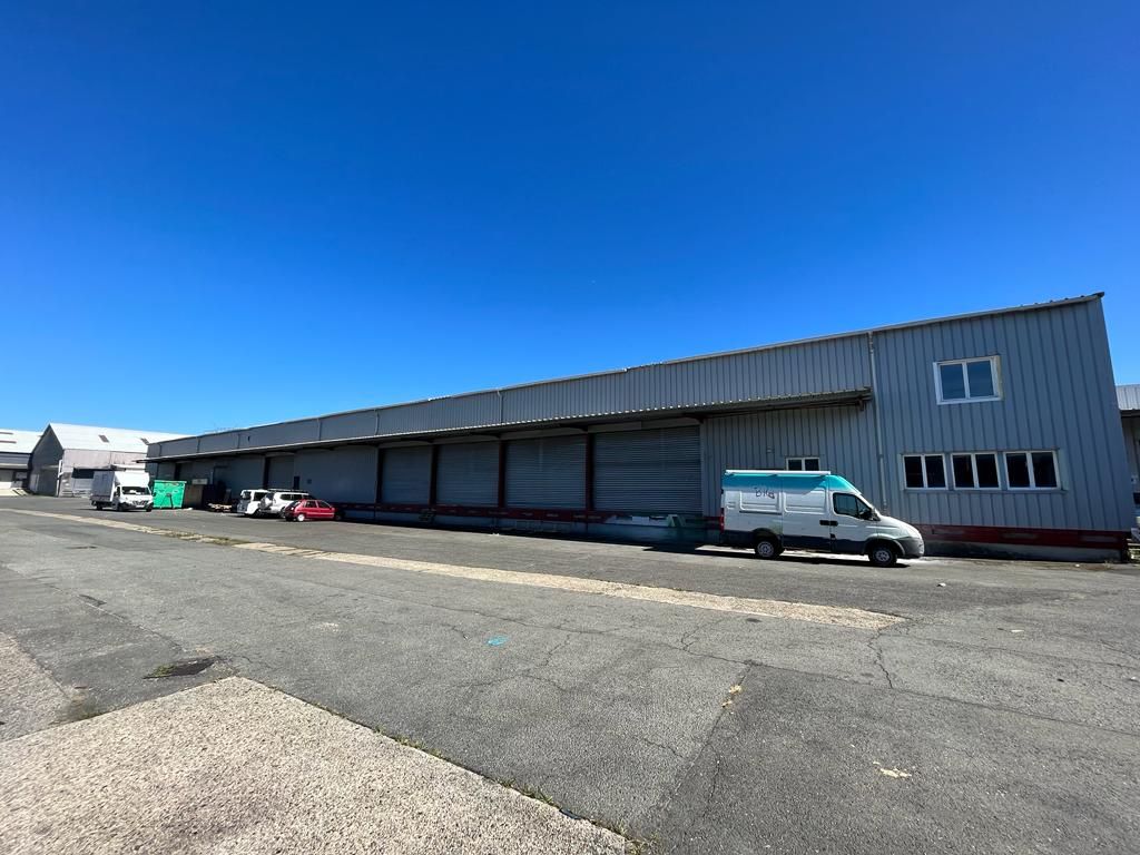 Location local 550.00 m² à BEGLES