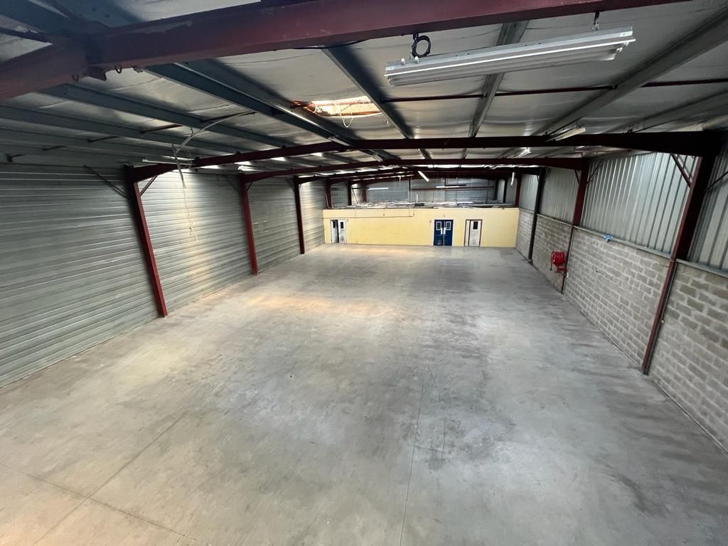 Location local 840.00 m² à BEGLES