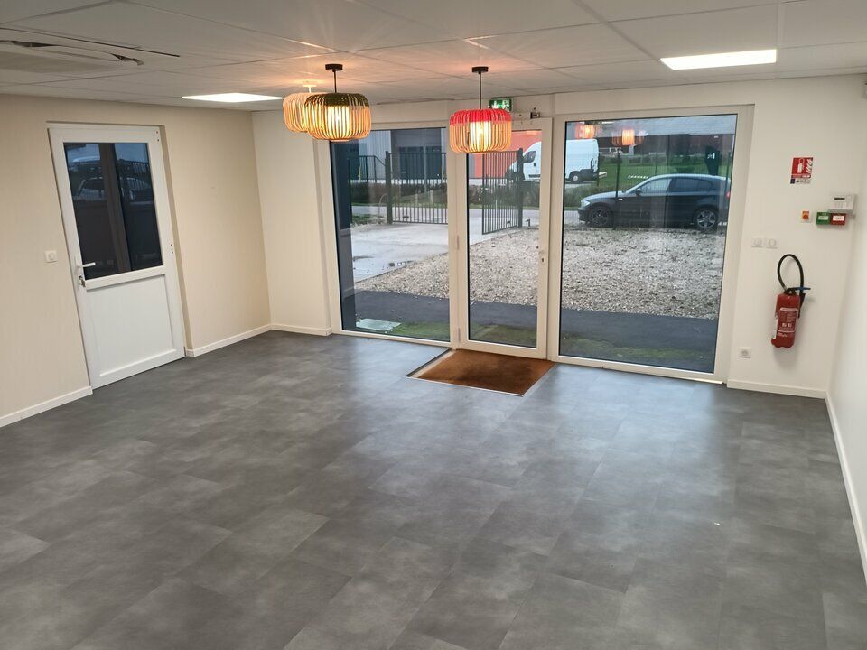 Bureaux ou local commercial en R+1 avec parking clos.