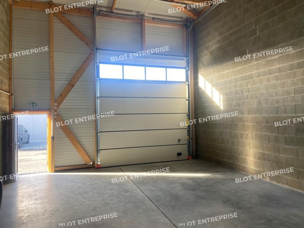 Location entrepôts 145 m² non divisibles