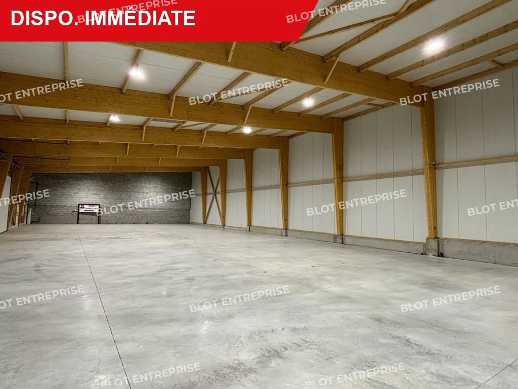 Location entrepôts 900 m² non divisibles
