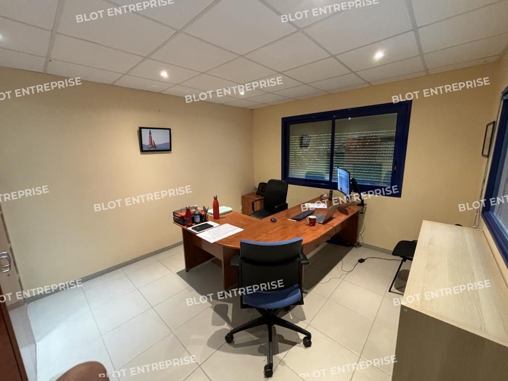 Location entrepôts 152 m² non divisibles
