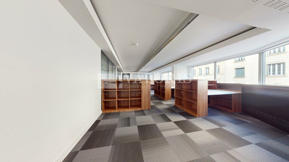 Valoris vous propose à la location une surface de 471 m² de bureaux, disponible à partir de janvier 2025, au sein d'un immeuble tertiaire de bon standing situé dans un secteur central et très bien desservi de Lyon.
