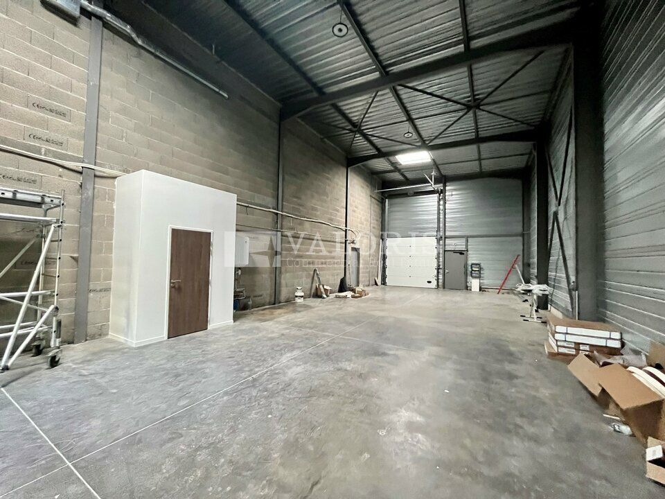 Valoris Real Estate vous propose à la location un local d'activité de 435 m² idéalement situé au cœur de Charnay-lès-Mâcon, à seulement quelques minutes de l'autoroute A6, offrant un accès rapide aux grands axes routiers et à la ville de Mâcon.