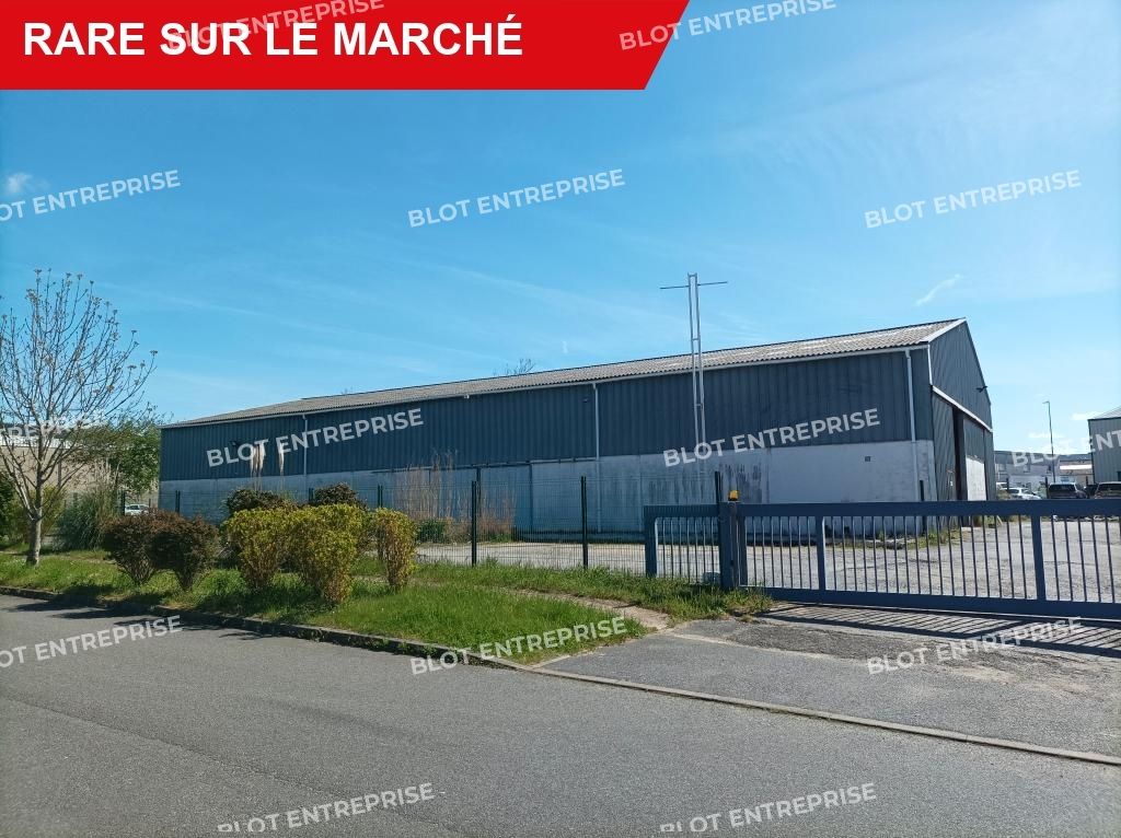 Location entrepôts 800 m² non divisibles