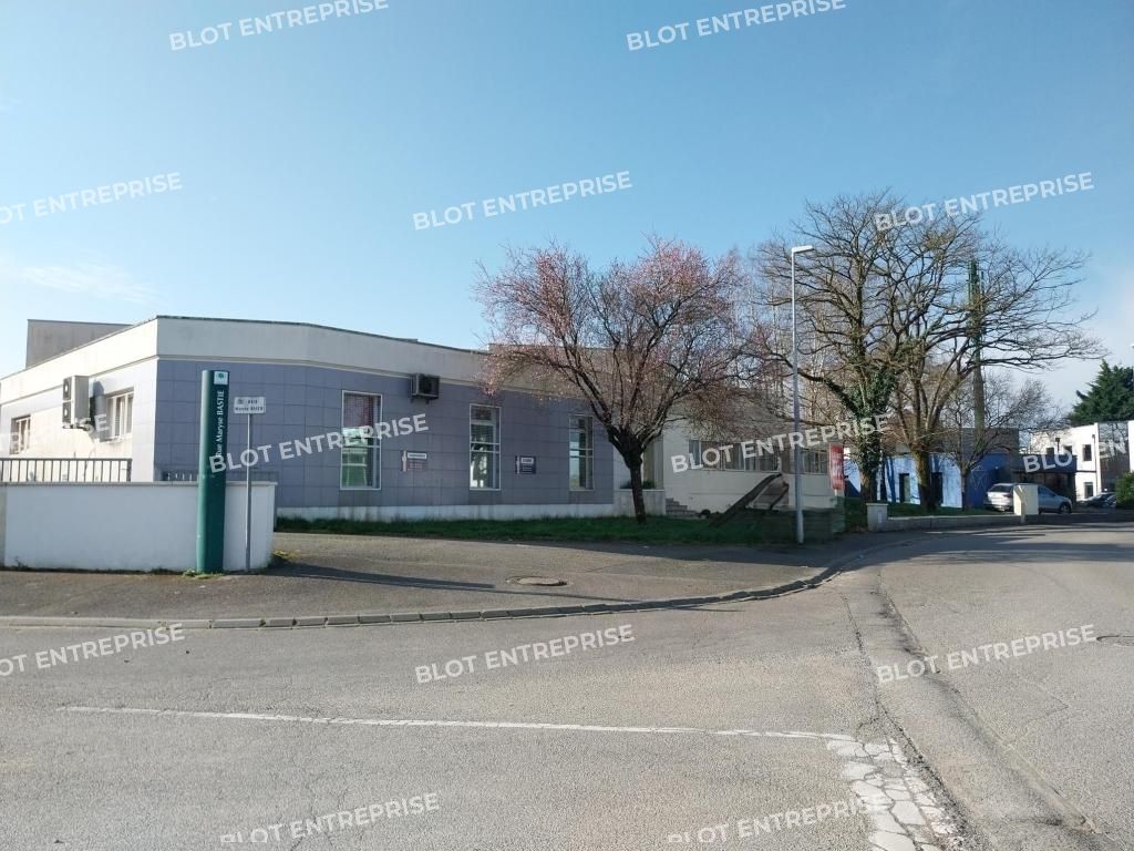 Vente entrepôts 1900 m² non divisibles
