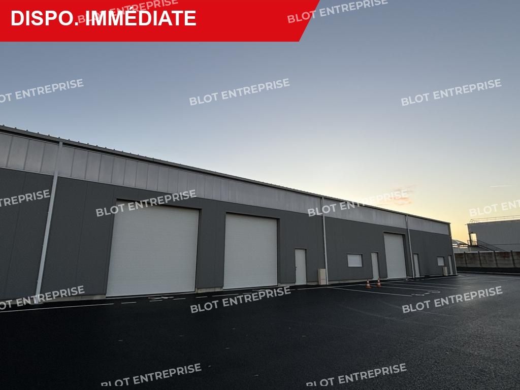 Location entrepôts 900 m² non divisibles
