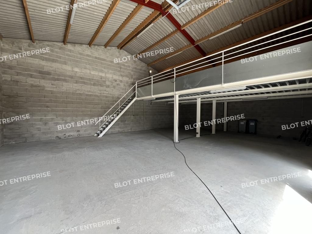 Location entrepôts 195 m² non divisibles