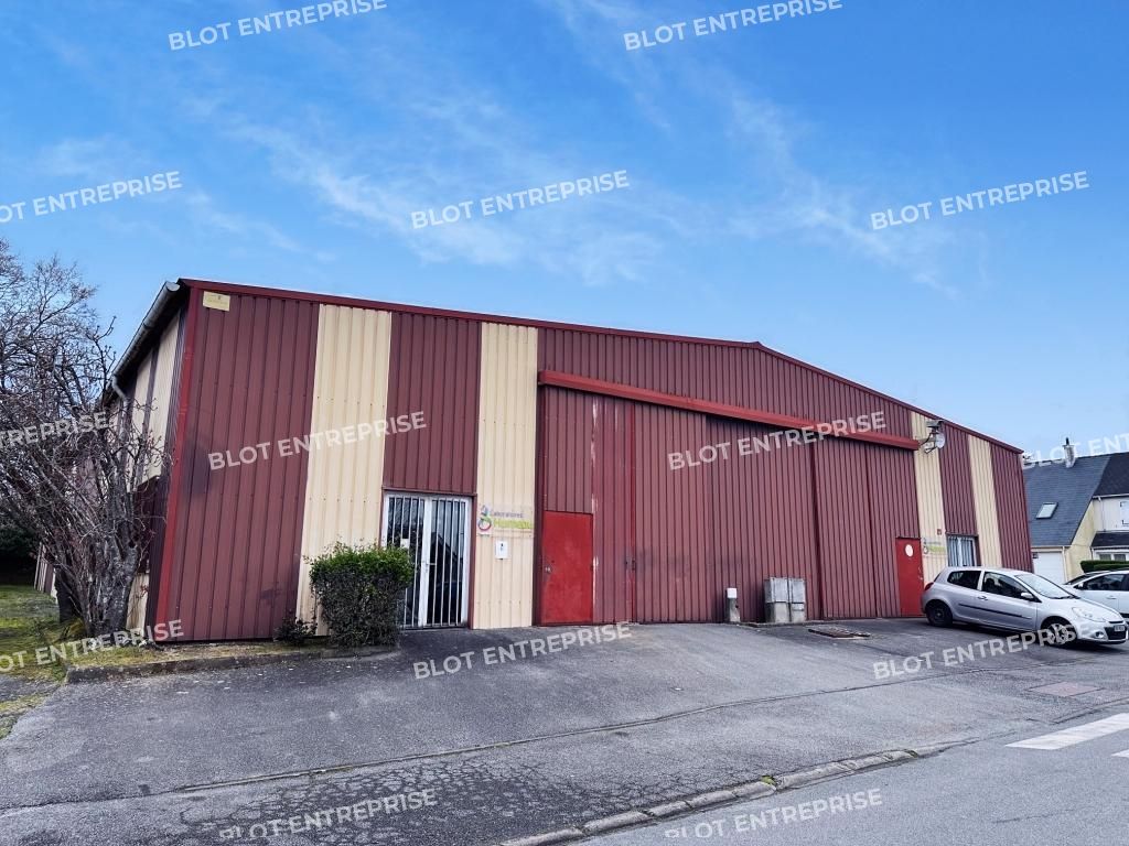 Location entrepôts 810 m² non divisibles