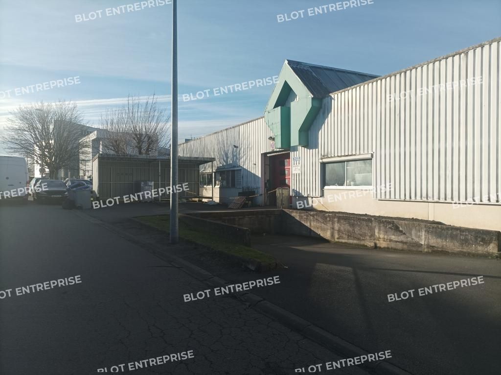 Location entrepôts 1410 m² non divisibles