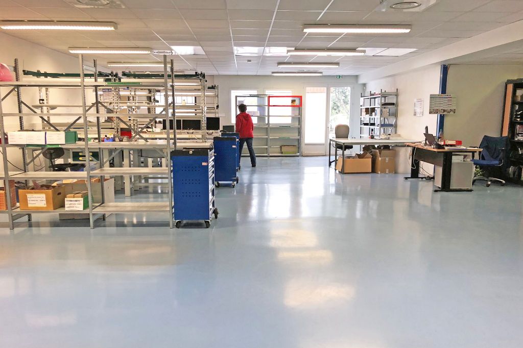 local d'activité de 262 m² - zi en jacca