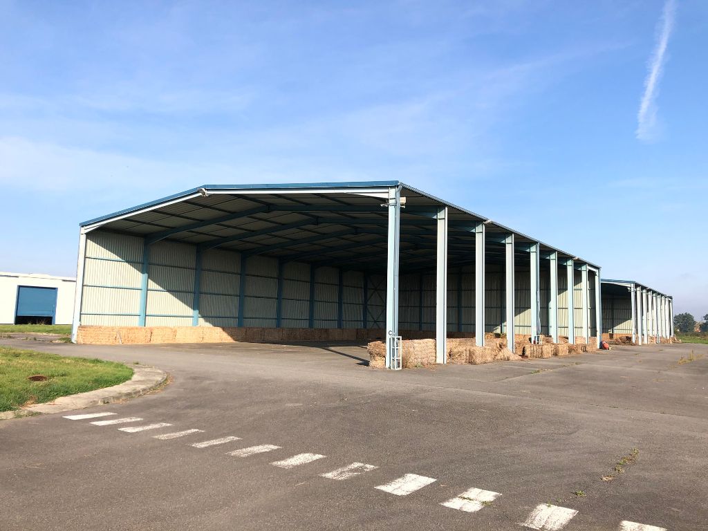 Location local 10072.00 m² à CAZERES