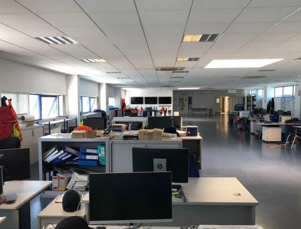 Vente entrepôts 2000 m² non divisibles