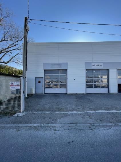 Location entrepôts 157 m² non divisibles