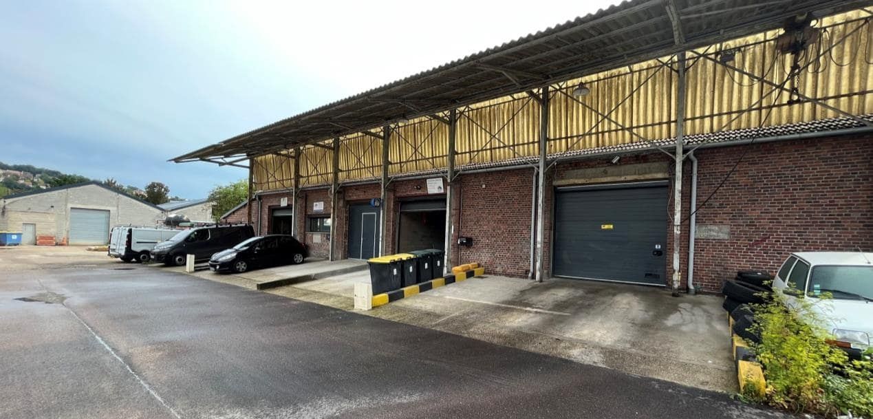 Location entrepôts 180 m² non divisibles