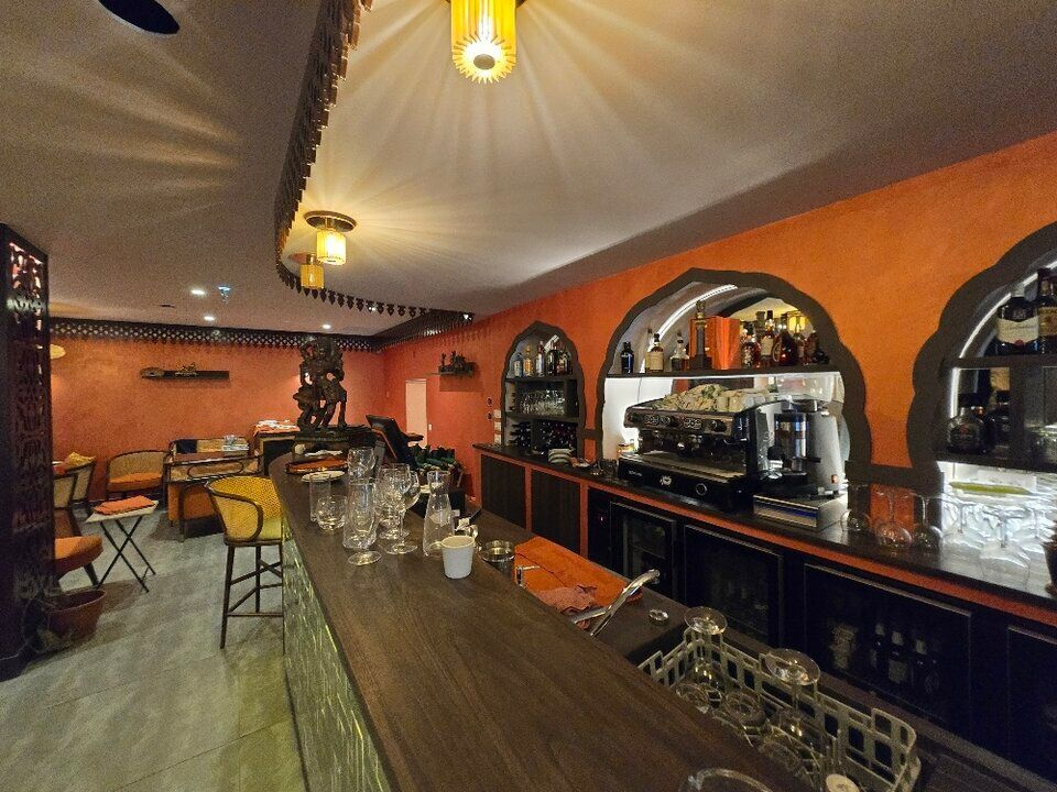 UNIQUE !  LOCAUX COMMERCIAUX 219 M² AVEC GRAND LINEAIRE DE VITRINE A QUELQUES METRES DE LA PROMENADE DES ANGLAIS SUR AXE DE GRAND PASSAGE.