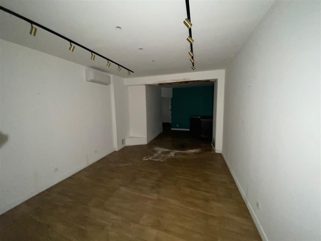 Location local commercial 68 m² non divisibles