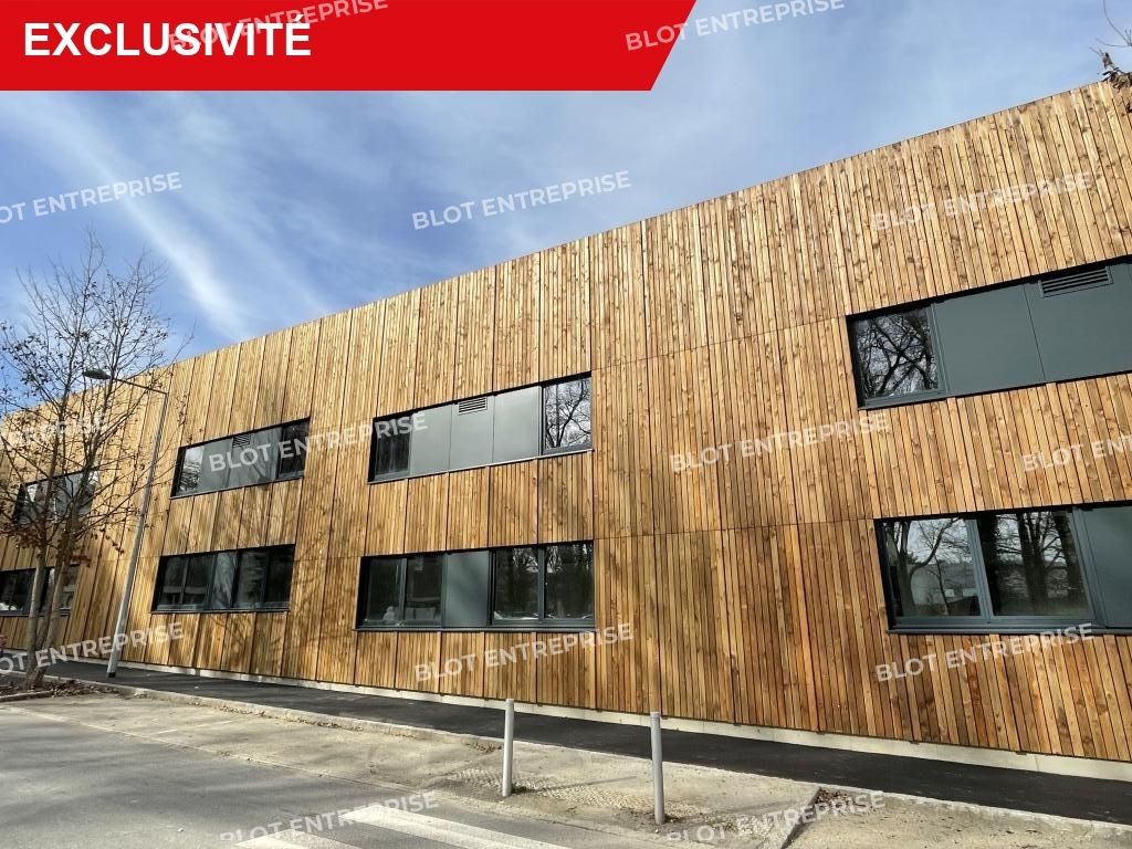 Location entrepôts 241 m² non divisibles