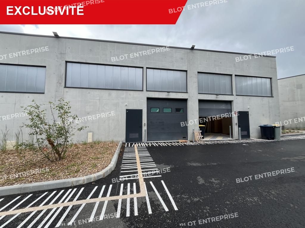 Location entrepôts 241 m² non divisibles