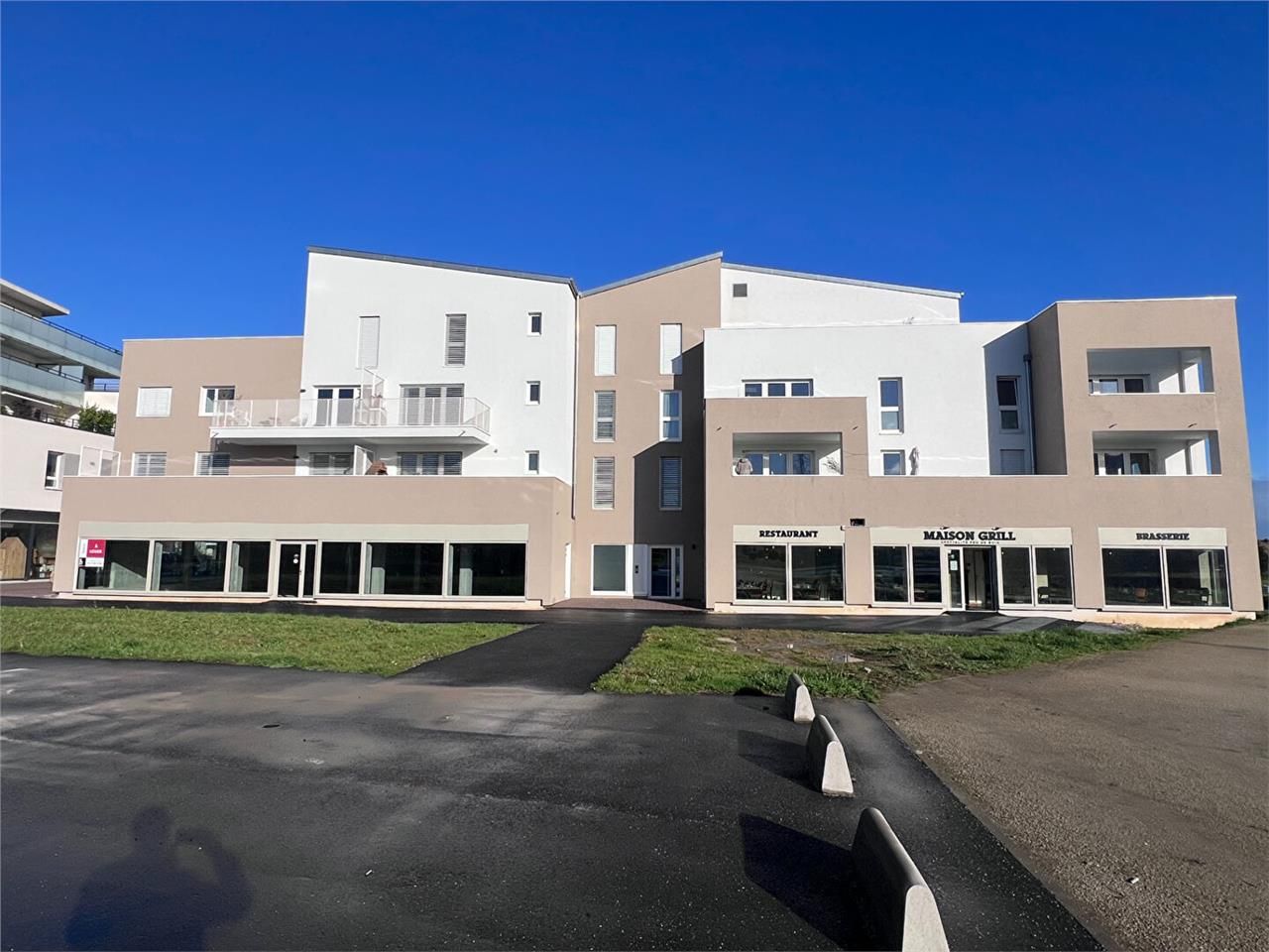 Location local commercial 172.20 m² à EPRON