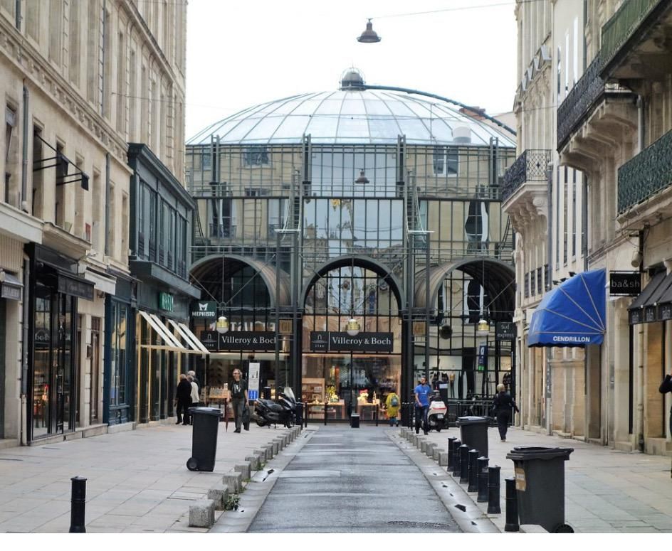 Location local commercial 32.00 m² à BORDEAUX