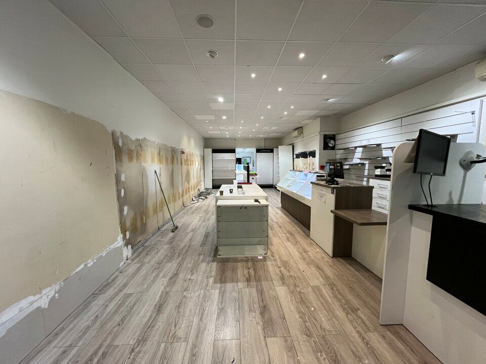 Valoris Real Estate vous propose, situé au cœur d'Oullins, ce local commercial spacieux et fonctionnel offre un emplacement stratégique dans un environnement commerçant dynamique, parfaitement desservi par les transports en commun.