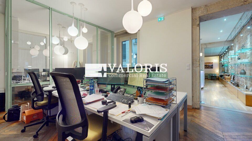 Venez découvrir ces bureaux, charme de l'ancien et une magnifique vue sur la place des Jacobins. 