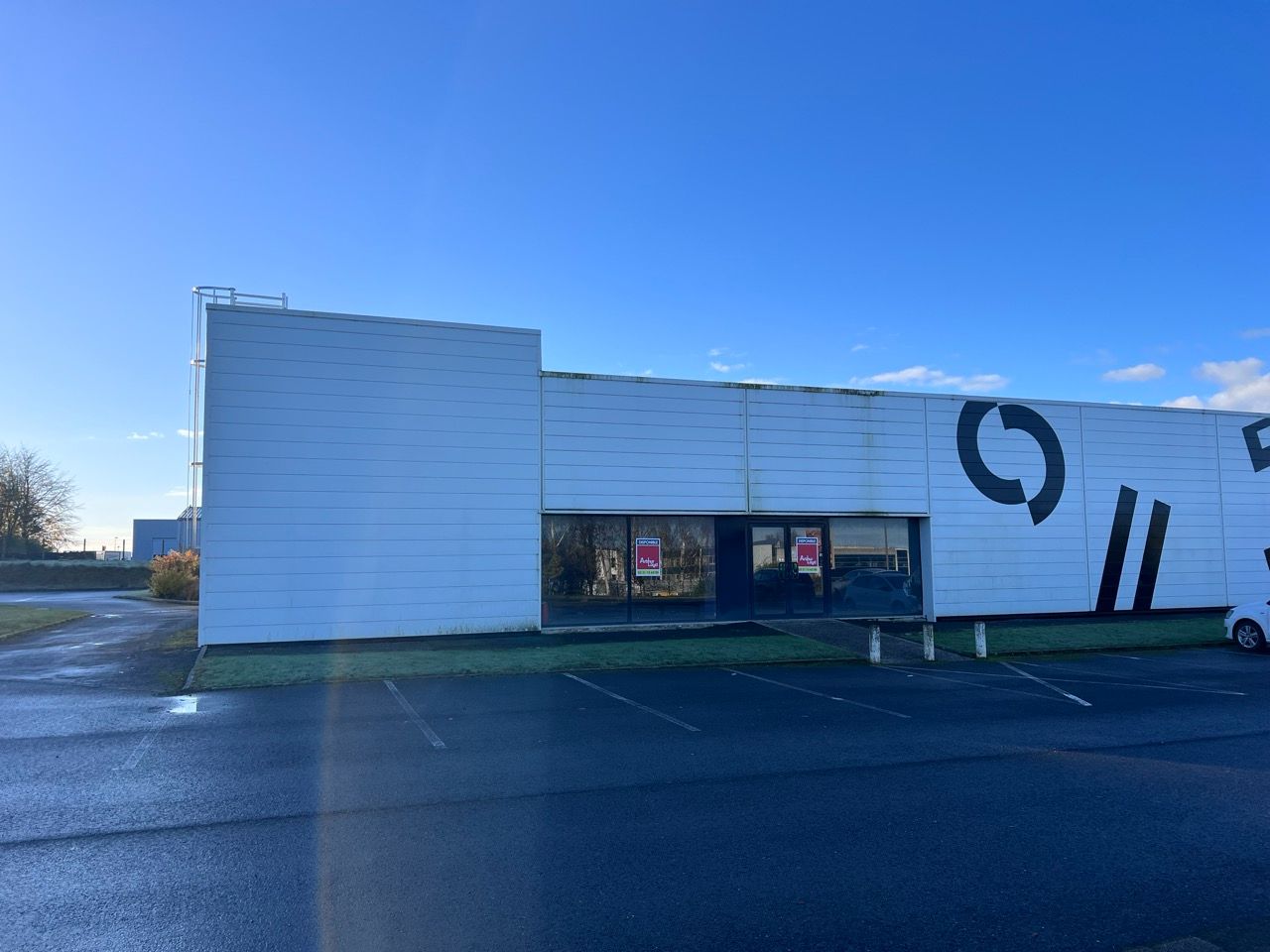 Location local commercial 486.00 m² à SAINT LO