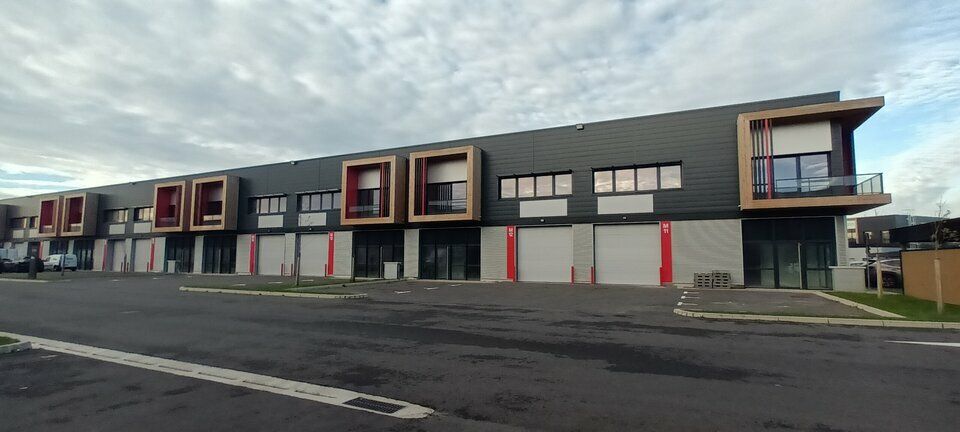 Location local d''activites 4840 m² divisibles à partir de 368 m²