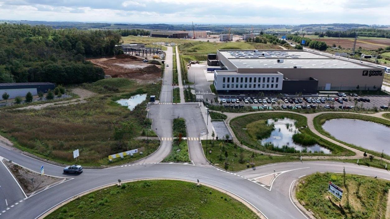 Vente local 12602 m² à Mionnay