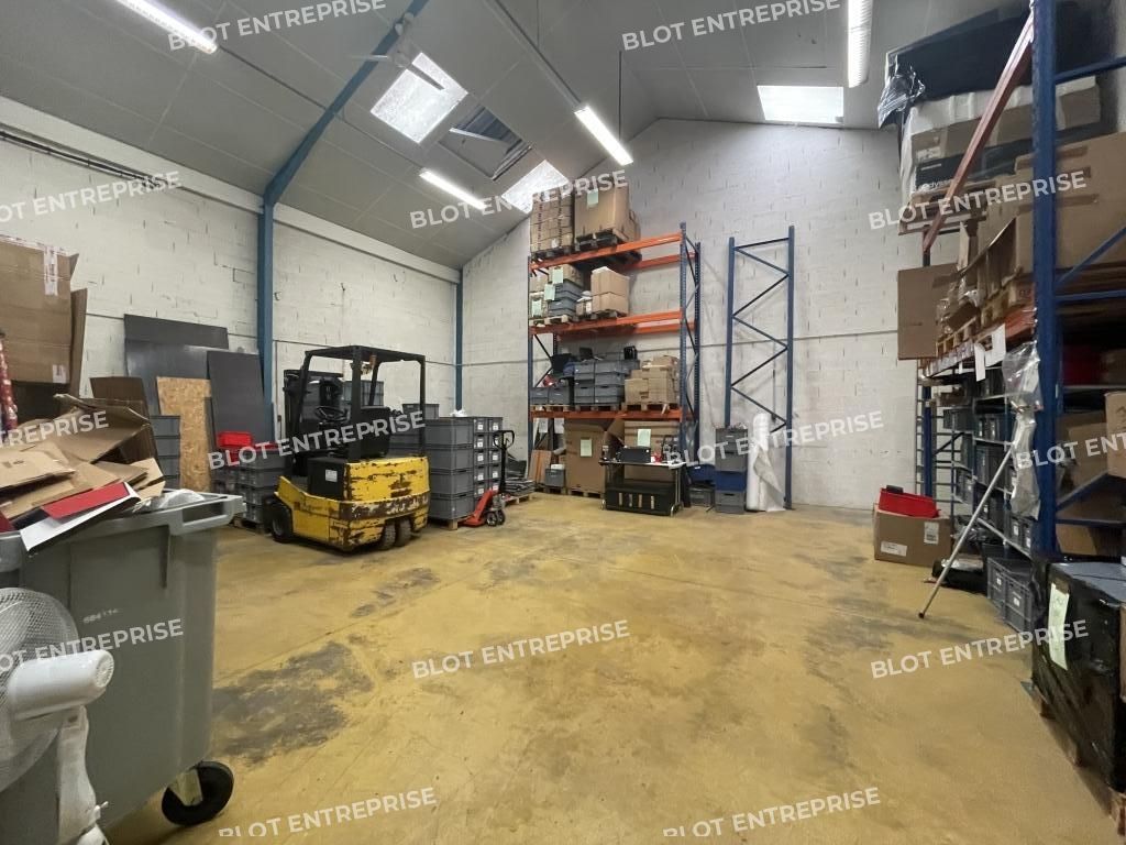 Location entrepôts 250 m² non divisibles