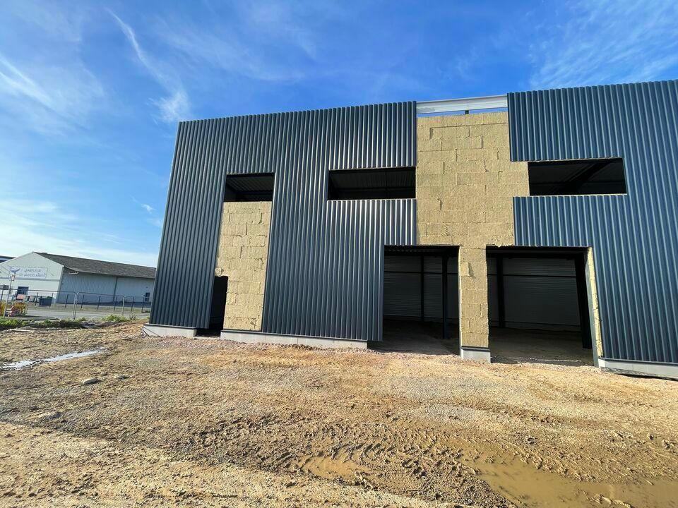 Local disponible à l'achat  sur MONDEVILLE 