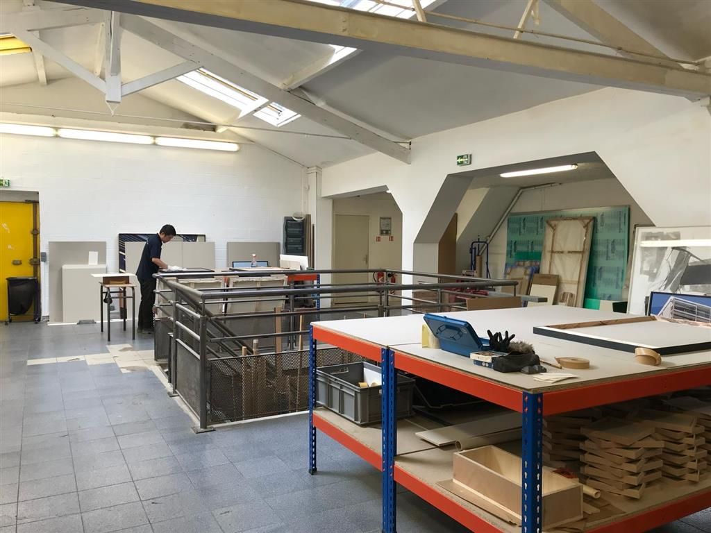 Location entrepôts 244 m² non divisibles