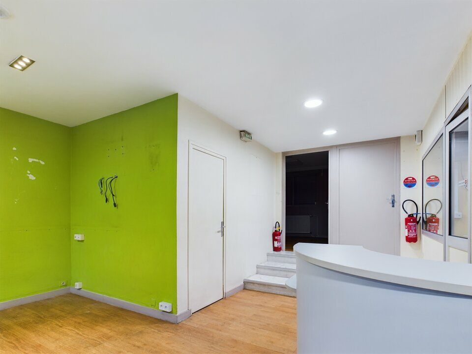 À Vendre : Bureaux de 99 m² à Réaménager - Villeurbanne, Emplacement Stratégique