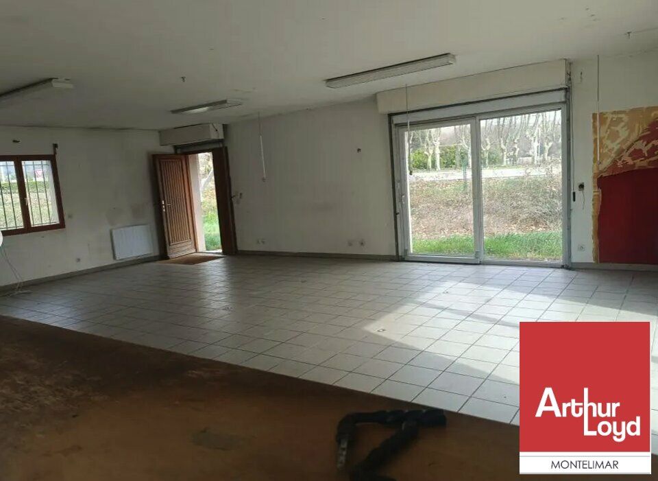MONTELIMAR - PROCHE CENTRE HOSPITALIER - A louer Local d'activité ou de Bureau d'une surface de 134 m2 environ avec terrain clos de 1 237 m2.