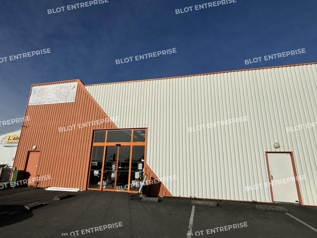 Location entrepôts 709 m² non divisibles