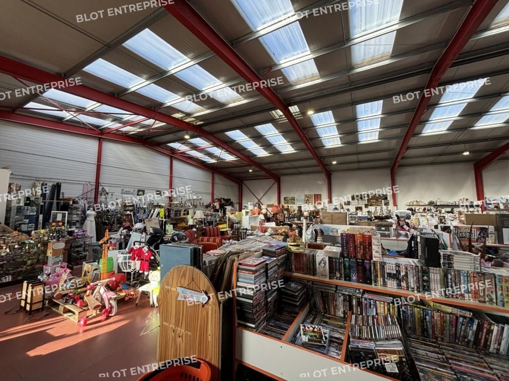 Location entrepôts 709 m² non divisibles