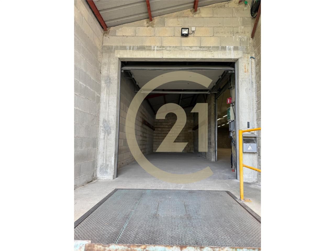 Location local 1978.00 m² à LONS LE SAUNIER