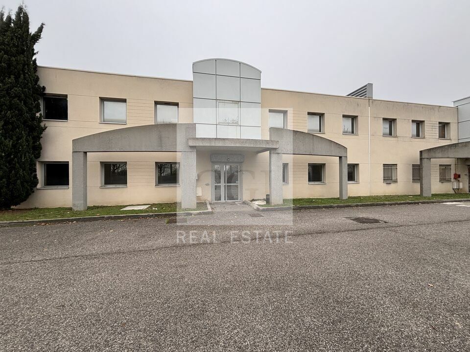 Location local d''activites 500 m² non divisibles