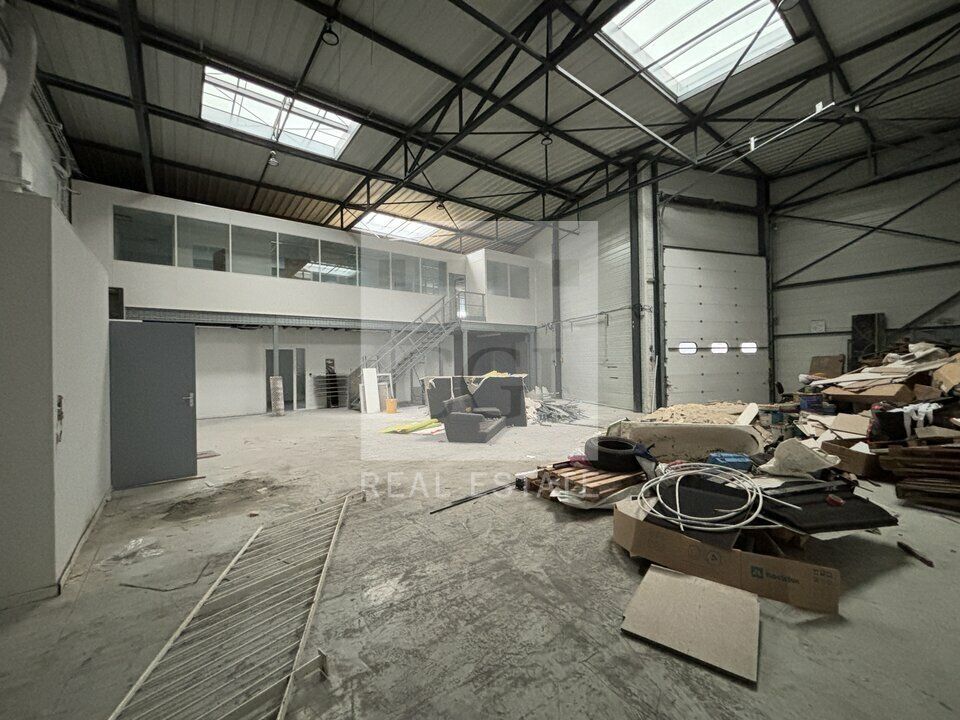 À Louer : Local d'Activités Mixte de 500 m² à Saint-Priest - Proche Rocade Est