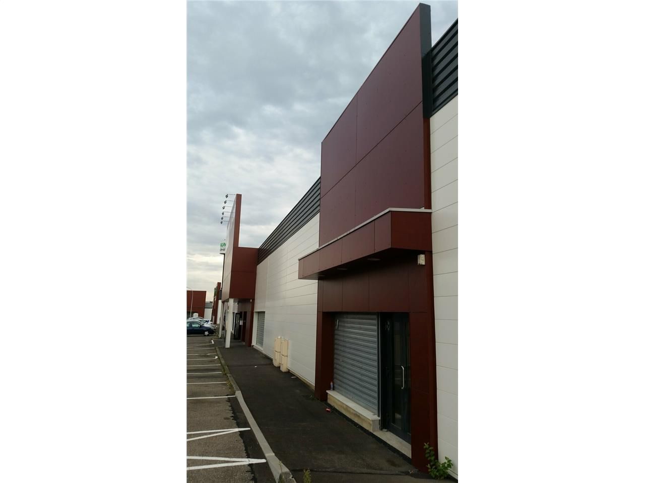 Location local commercial 293 m² divisibles à partir de 122 m²