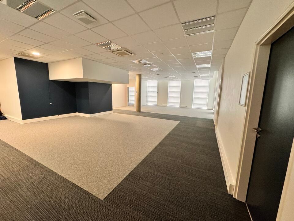 TOURS SUD QUARTIER LES 2 LIONS - A LOUER BUREAUX 229 M², EN RDC, ET 4 PARKINGS