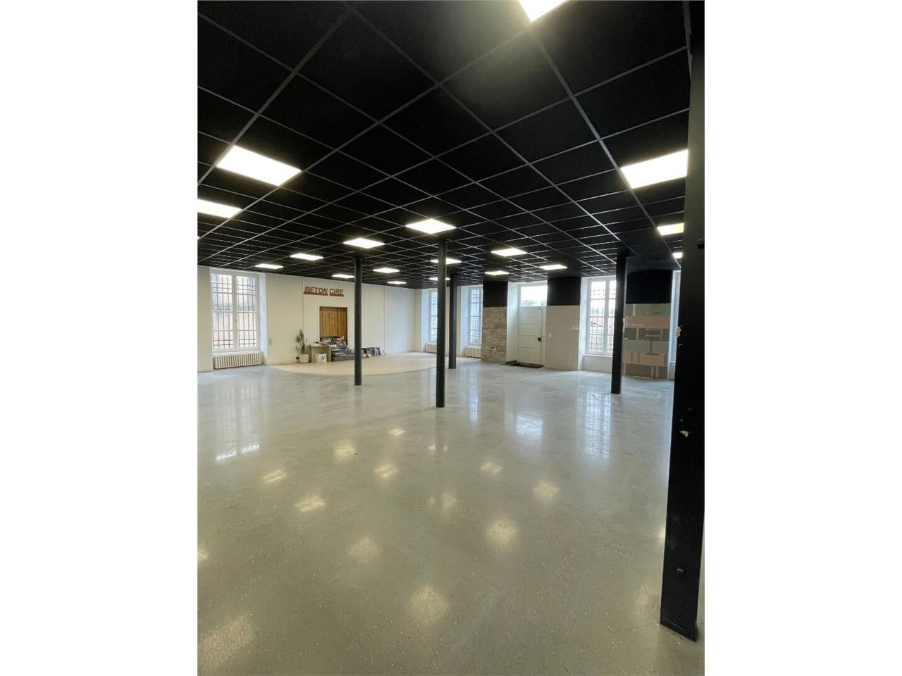 Location local commercial 327.00 m² à SAINT JUNIEN