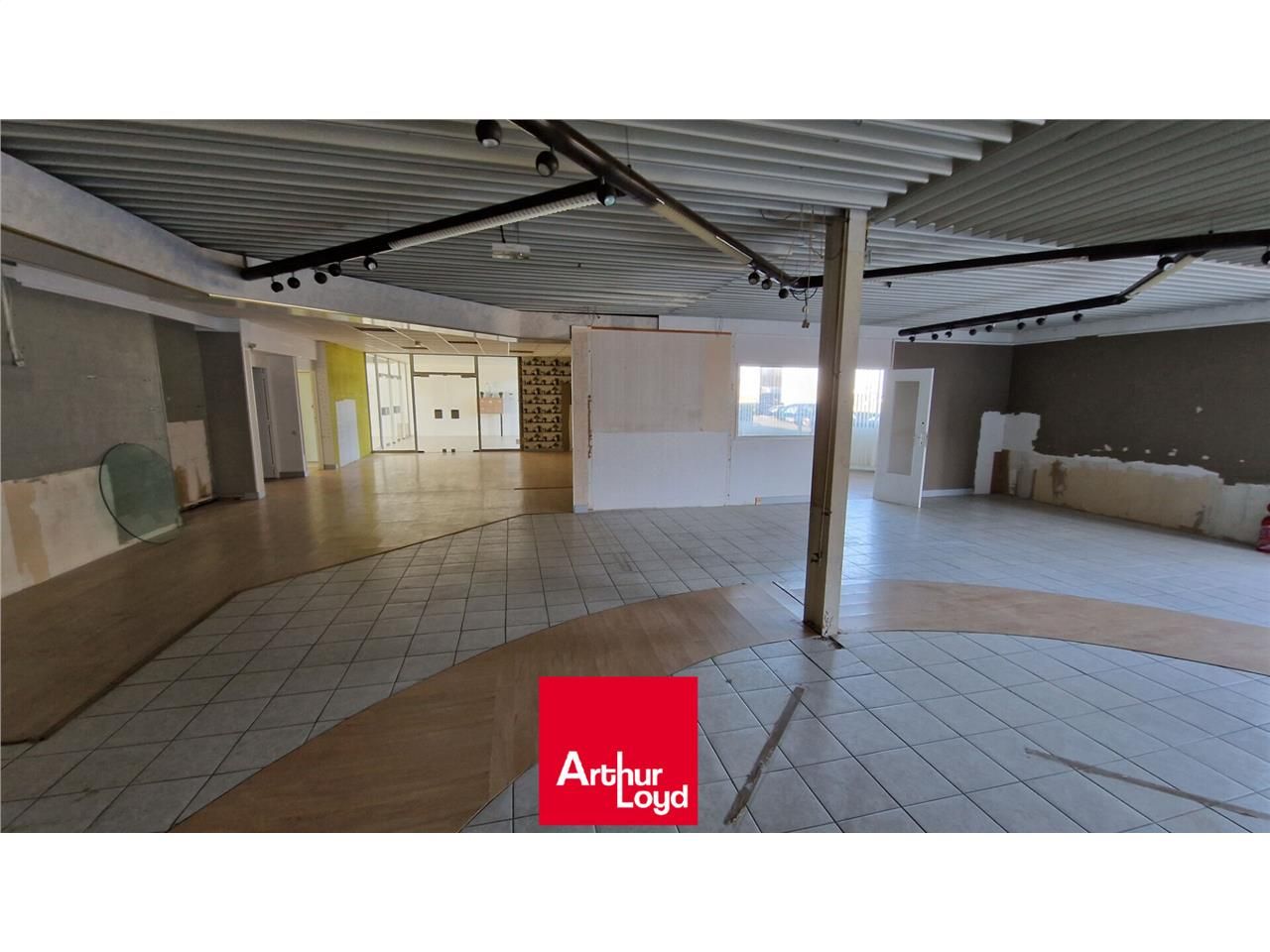 Vente local commercial 563.00 m² à MONDEVILLE