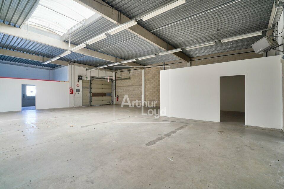 Proche accès de l'A4 grand atelier à la location
